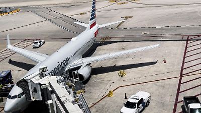 Incendio en tren de aterrizaje obliga a evacuar avión de American Airlines en Denver