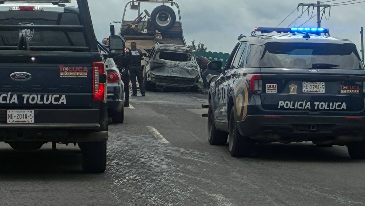 Incendio en una camioneta en Paseo Tollocan en Toluca no deja heridos y causa retrasos viales