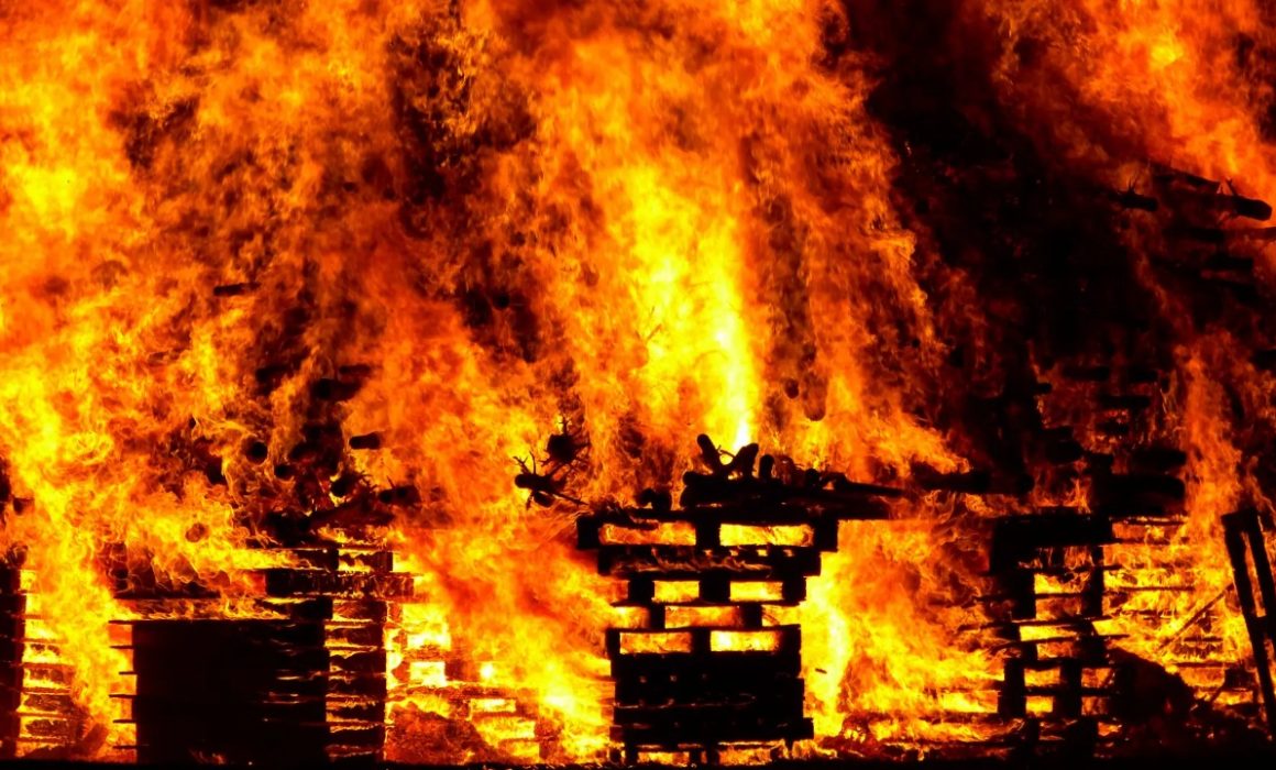 Incendio en vivienda deshabitada en Zumpango protegido por bomberos durante la madrugada