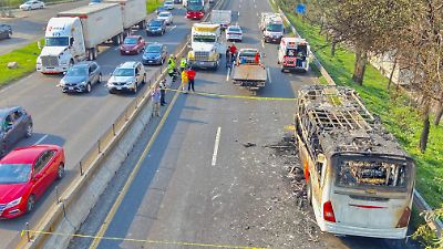 Incendio y colisión en la México-Querétaro causan caos en la autopista