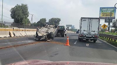 Incendio y volcadura provocan caos vial en la autopista México-Querétaro