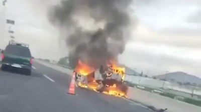 Incidente en la autopista Urbana de Ecatepec: auto volcó y se incendió, causando gran retraso