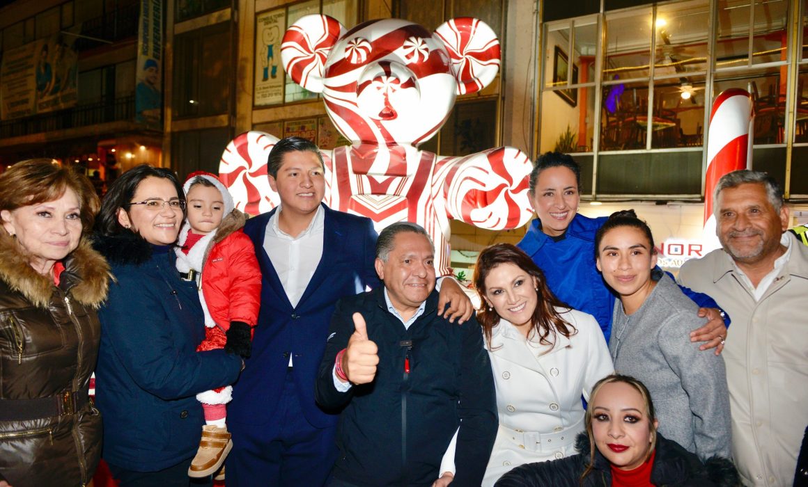 ¡Increíble! Descubre cómo Toluca iluminó su árbol navideño de 28 metros y conquistó a todos en la ciudad