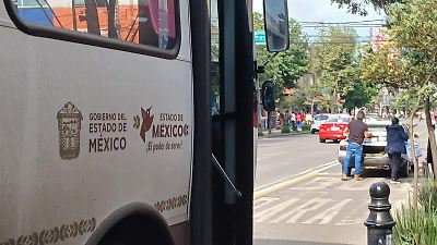 Incremento de taxis colectivos invadiendo carril confinado en avenida Morelos, Toluca afecta a transporte oficial