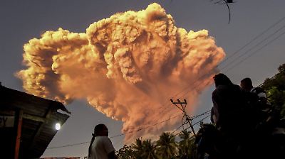 Indonesia eleva a nivel máximo la alerta por el volcán Lewotobi Laki-Laki tras nueva erupción y advierte sobre riesgos inminentes