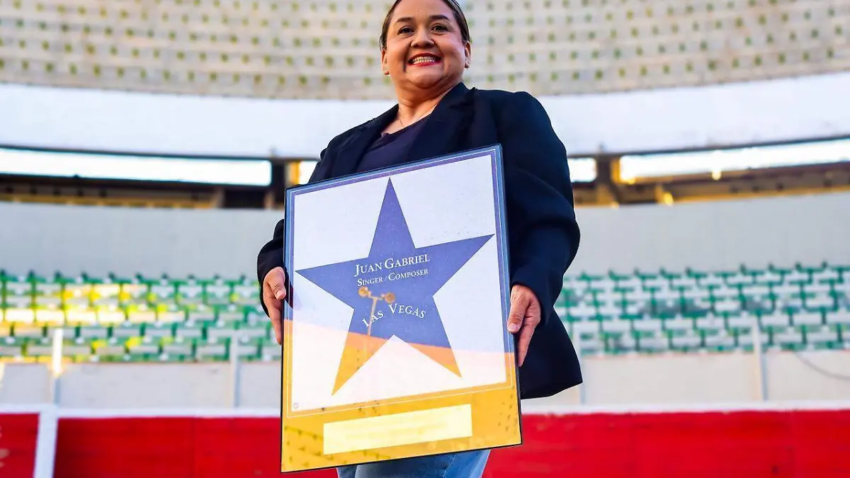 ¡Inesperado! Fán de Juan Gabriel recibe una réplica de su estrella en Las Vegas tras aparecer en su documental de Netflix