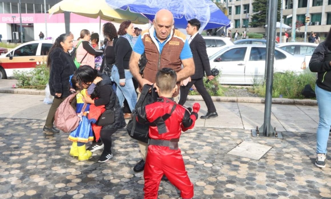 Inicio del ciclo escolar 2025-2026 en el Edomex: niños con entusiasmo pese a las lluvias