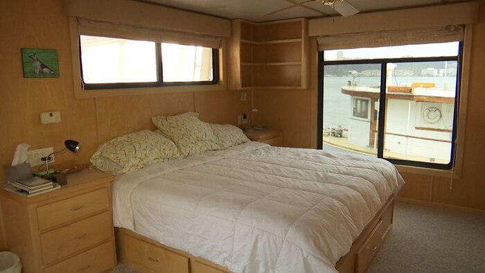 Innovadora casa flotante en Seattle combina confort y diseño en un barco de los años 70