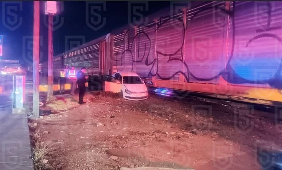 ¡Insólito! Conductor desafía al tren en Toluca y termina embestido en plena calle