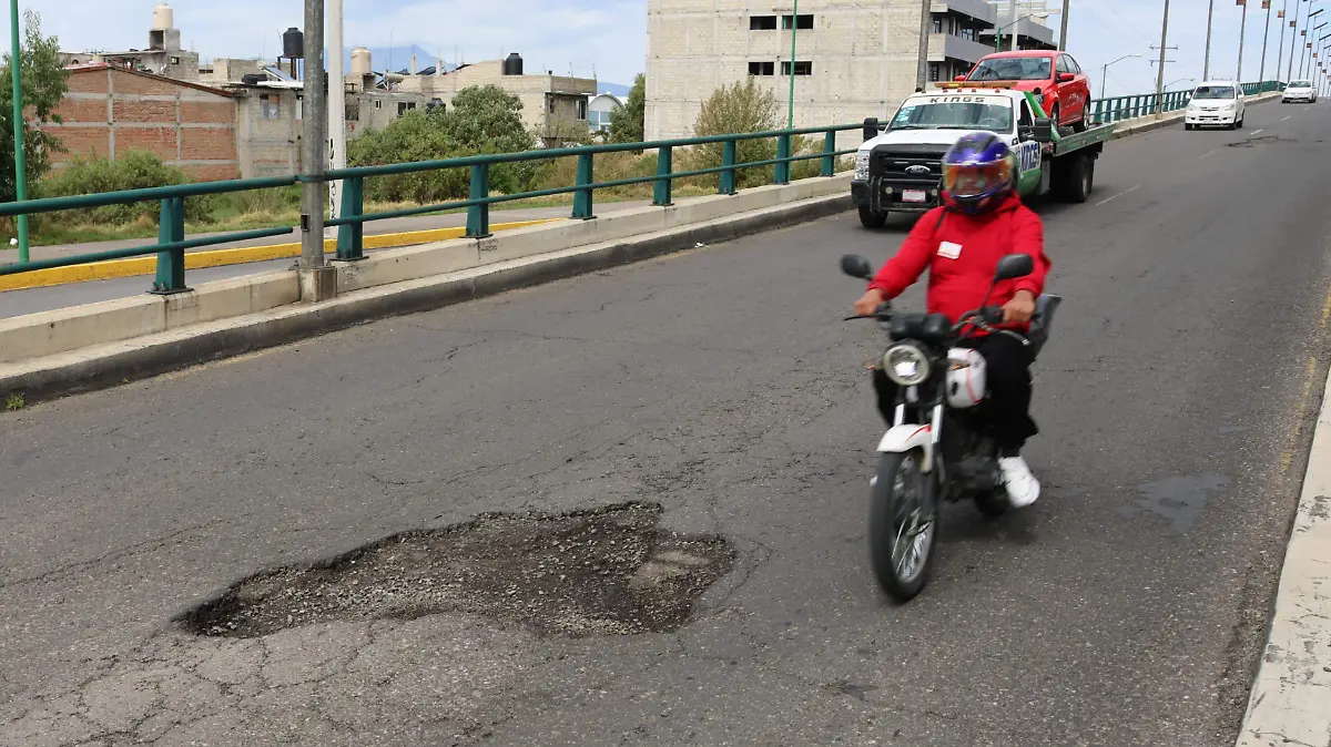 ¿Inseguridad en Toluca? Vecinos alertan sobre peligrosas oquedades y baches en Boulevard Aeropuerto