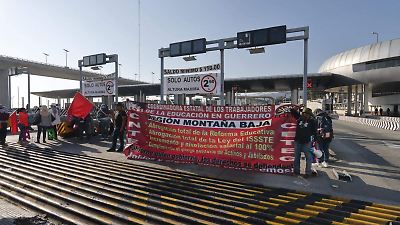 Integrantes de la CNTE toman diversas casetas del Edomex