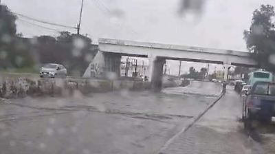 Intensas lluvias causan inundaciones en la carretera México-Pachuca y generan tráfico