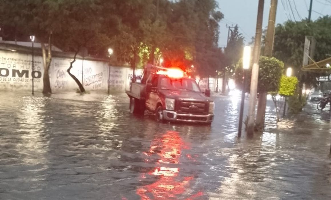 Intensas lluvias provocan inundaciones y caos vehicular en Naucalpan
