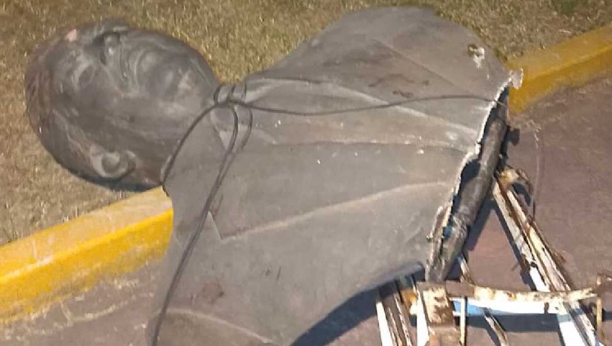 ¿Intentaron robar el busto de Salvador Sánchez Colín en Toluca? Los tres sorprendidos en el acto