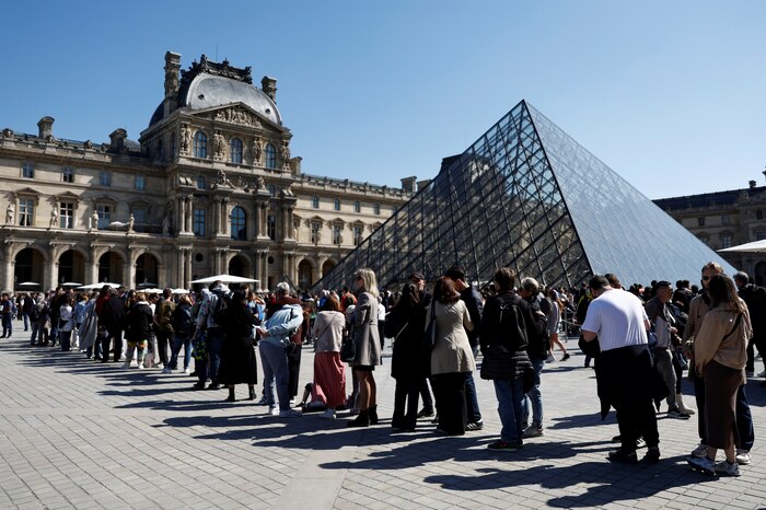 Intento de atraco en el Louvre provoca cierre temporal del museo y moviliza a las autoridades francesas