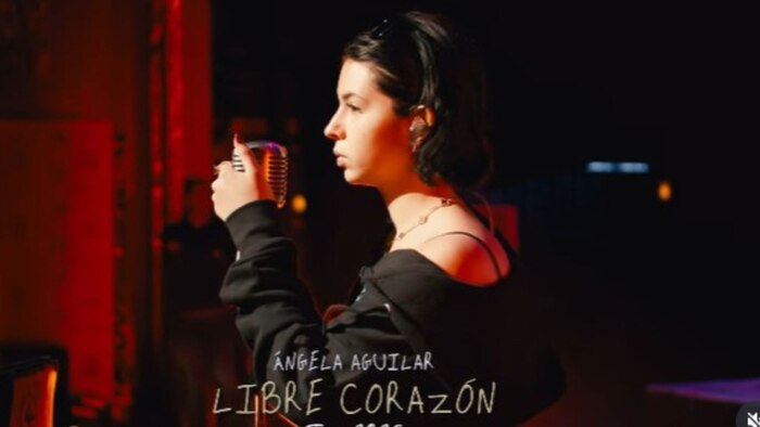 Internautas critican a Ángela Aguilar por revelar detalles de su show que recuerdan a Cazzu