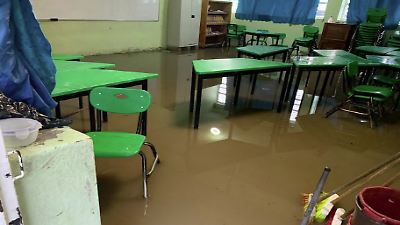Inundación en escuela de Acolman por fuerte aguacero obligó a evacuar aulas y suspender actividades