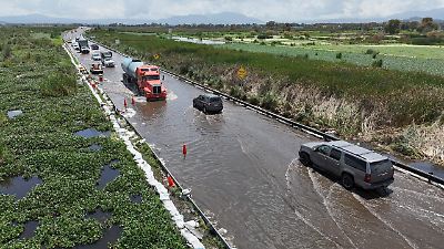 Inundación en la autopista Lerma-Tenango por filtraciones de las Ciénegas: riesgos y acciones en curso