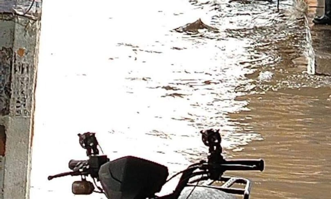 Inundaciones de 40 cm en Chalco por fuerte lluvia afectan viviendas y tránsito