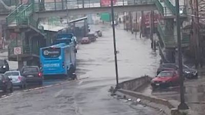 Inundaciones en Avenida Nacional de Ecatepec por lluvias recientes; autoridades activan operativo de emergencia