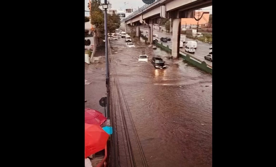 Inundaciones en Coacalco, Ecatepec y Tultitlán dejan calles bajo agua y conductores varados