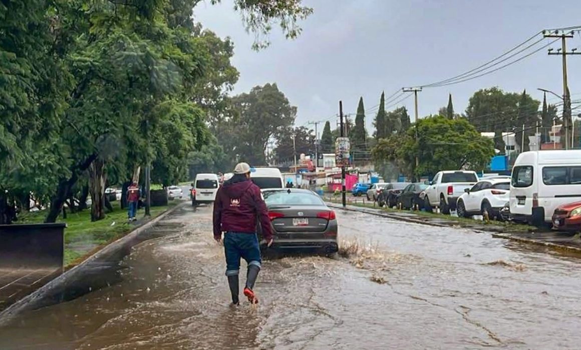 Inundaciones en Ixtapaluca por fuertes lluvias generan caos vial y afectaciones en hogares