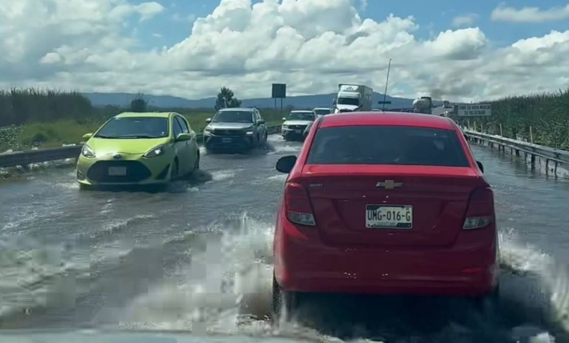 Inundaciones en Lerma por fuertes lluvias desplazan la autopista Lerma-Tenango del Valle y generan riesgos para automovilistas