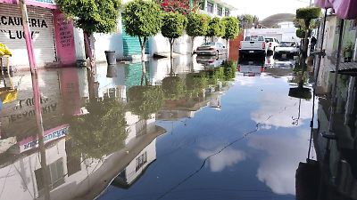 Inundaciones en Nezahualcóyotl persisten tras lluvias del fin de semana; autoridades intensifican acciones