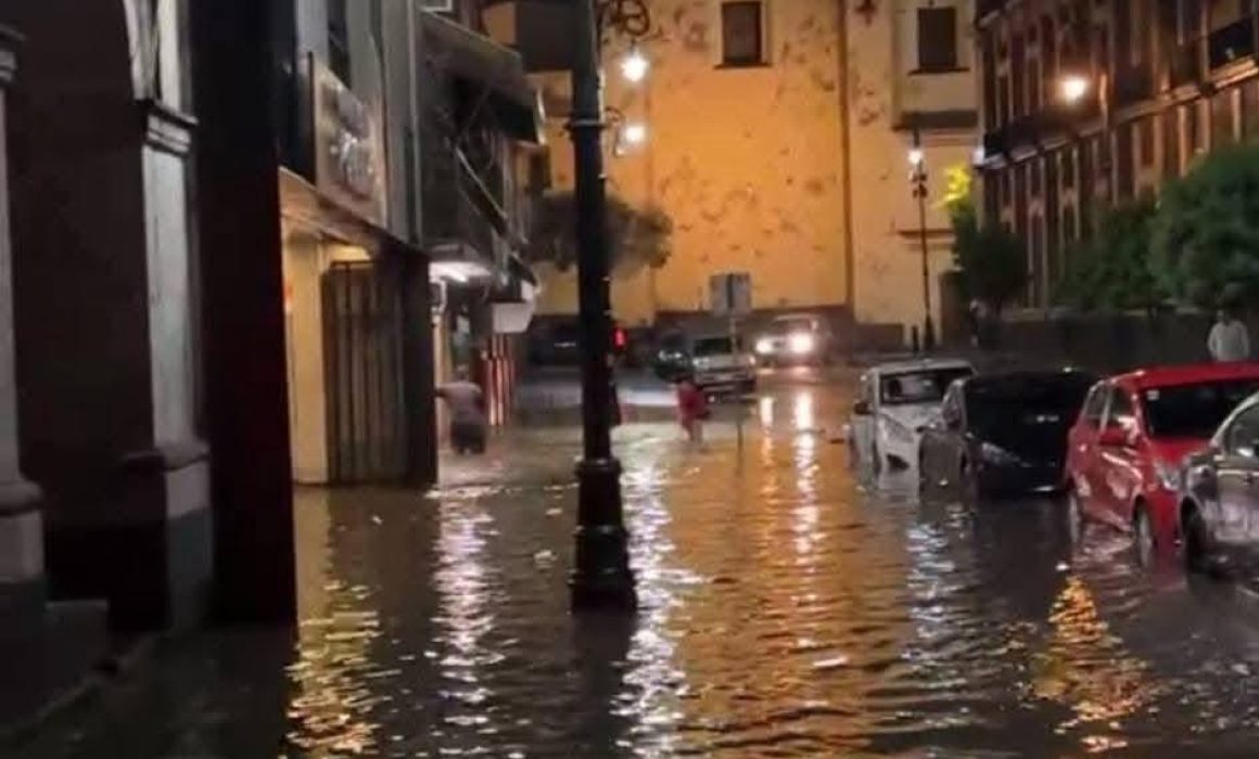 Inundaciones en Toluca por intensas lluvias dejan calles y comercios afectados