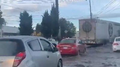 Inundaciones en la Avenida de Las Partidas por fuertes lluvias afectan movilidad en Toluca