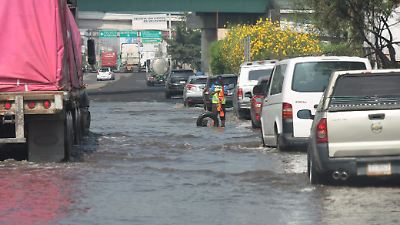Inundaciones y baches complican la circulación en la carretera México-Toluca durante temporada de lluvias