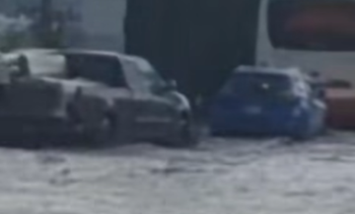 Inundaciones y cierre de vialidades en Chalco por intensas lluvias del viernes