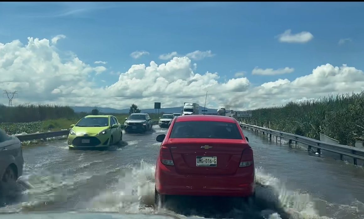 Inundaciones y riesgo en la autopista Lerma-Tenango por lluvias intensas en Edomex