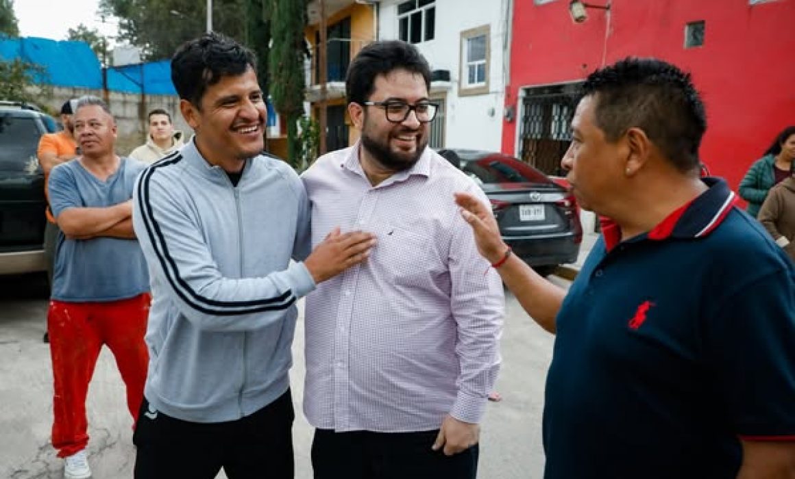Isaac Montoya entrega ayuda y acompaña a familias afectadas por desbordamiento en Naucalpan