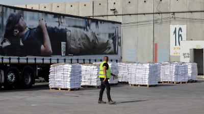 Israel permite el paso de camiones con ayuda humanitaria a Gaza, pero aún no la distribuye