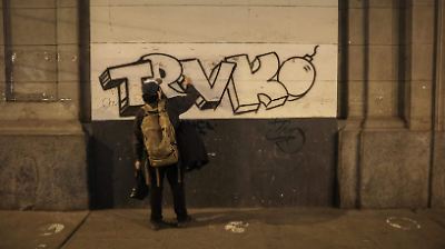 Jóvenes rinden homenaje en Lima a Trvko, el rapero asesinado durante protestas contra el gobierno peruano