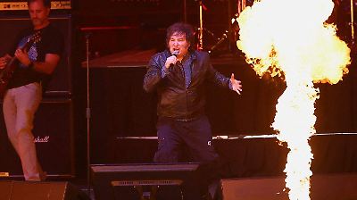 Javier Milei deslumbra en un concierto de rock en Buenos Aires mientras enfrentan crisis política y económica