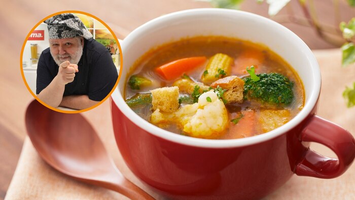 Javier Romero, chef de 'Cocina Familiar', recomienda agregar tomate casero a la sopa de verduras para mejorar su consistencia