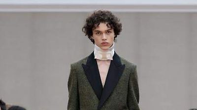 Jonathan Anderson debuta en Dior Homme con homenaje a la historia y la modernidad masculina