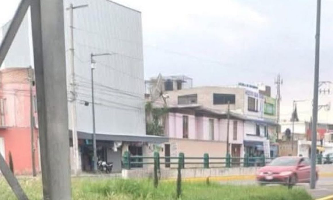 Joven cae de puente peatonal en Toluca y su estado de salud es grave
