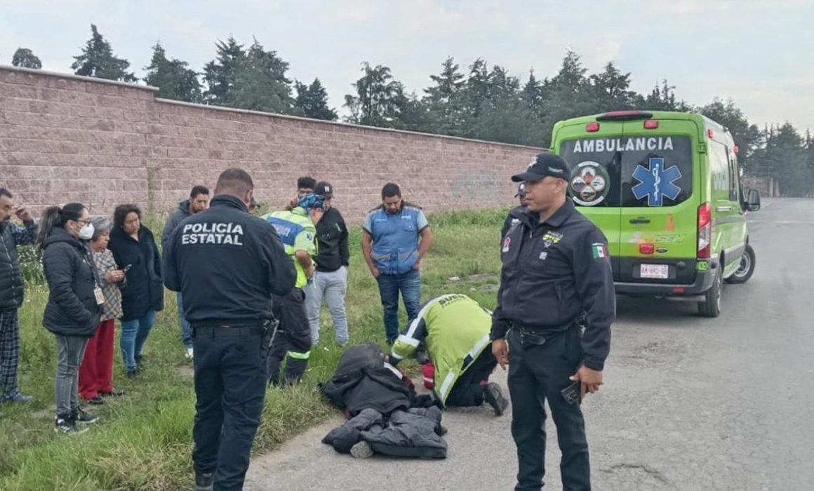 Joven de 17 años cae de camión lleno en Toluca y resulta con lesión grave