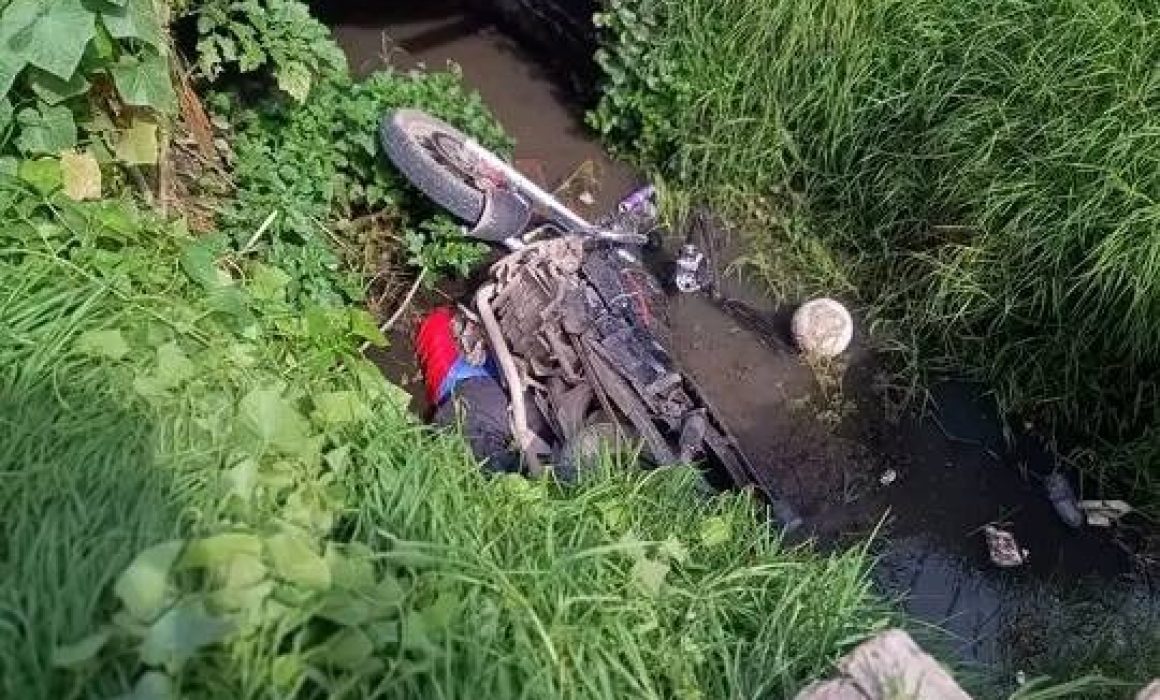 Joven motociclista muere al caer en una zanja en Toluca, presumen impacto sin casco