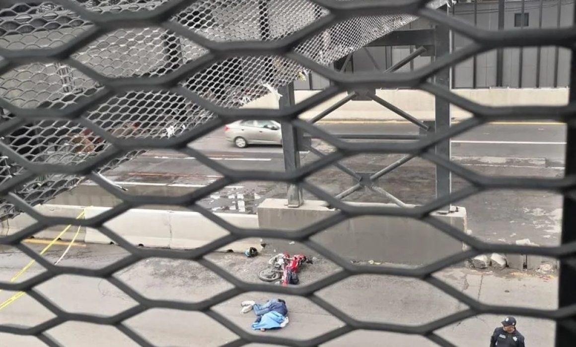 Joven motociclista muere tras impactarse contra estación del Trolebús en Chalco