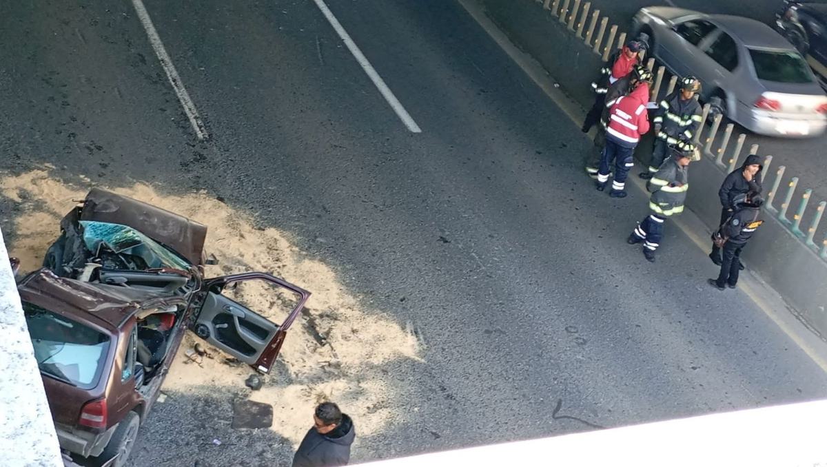 Joven muere tras impactar su auto en bajo puente de Alfredo del Mazo, Toluca