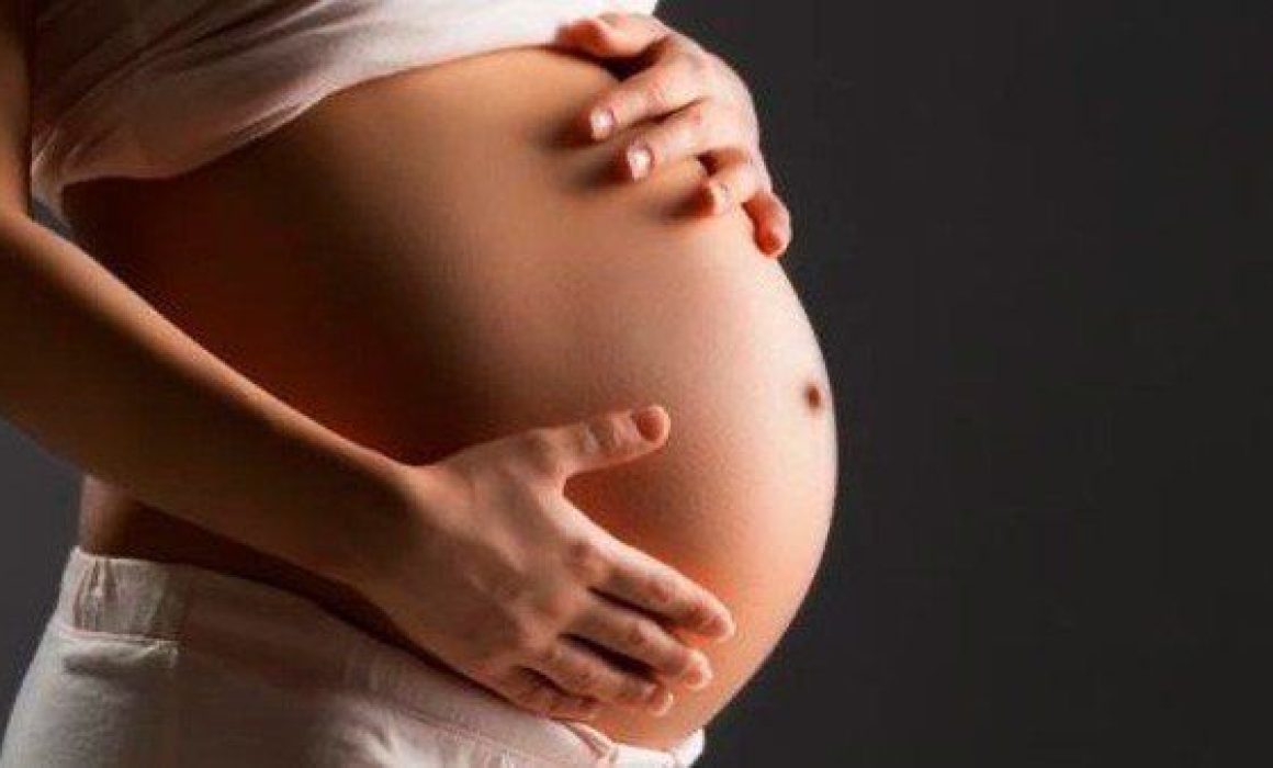 Juez ordena reinstalar a trabajadora embarazada despedida por motivos discriminatorios en Naucalpan