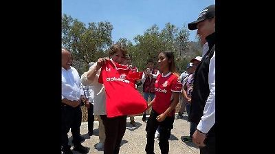 Jugadora del Toluca obsequia playera de futbol a la gobernadora Delfina Gómez