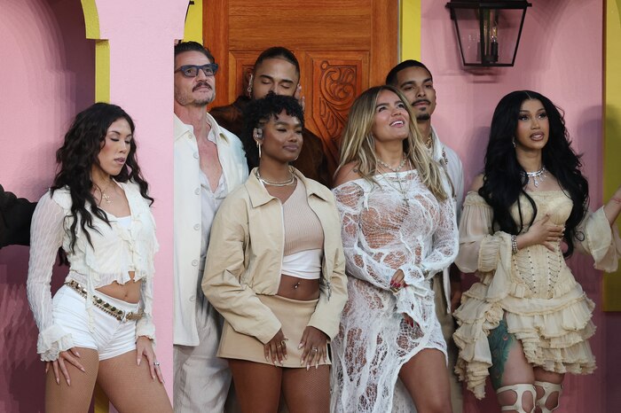 Karol G impacta en el Super Bowl 2026 con vestido de alta costura en la ‘casita de Bad Bunny’