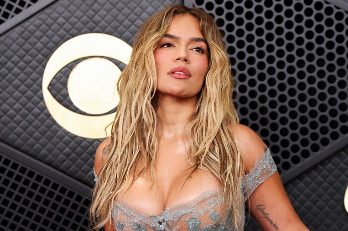 Karol G revela el secreto de su peinado en los Grammy 2026, que requirió cinco productos de alta gama