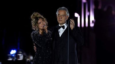 Karol G sorprende en El Vaticano al compartir escenario con Andrea Bocelli en concierto histórico