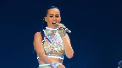 Katy Perry y Orlando Bloom enfrentan dificultades en su relación por la gira y críticas públicas